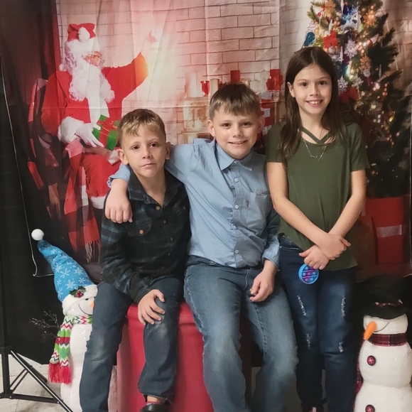 MEET YOUR POSHER, CRISTINA!!! - Picture 2 of 4